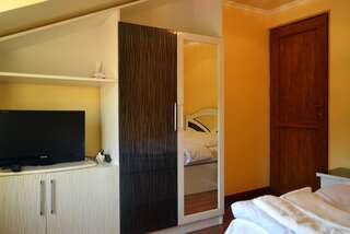 Отель Hotel Nirvana Дилижан Стандартный двухместный номер с 1 кроватью и общей ванной комнатой-3